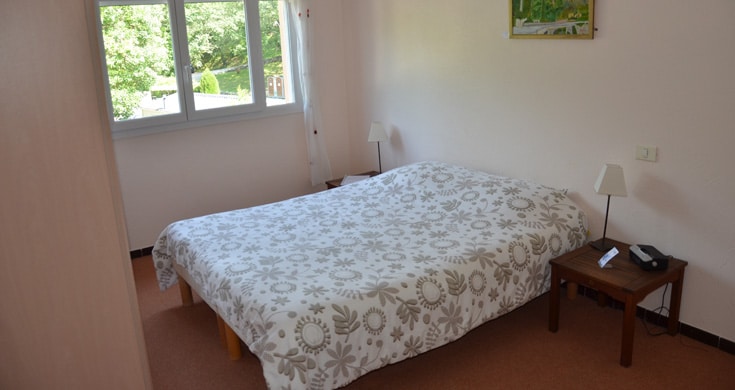Chambre hotel camping 06
